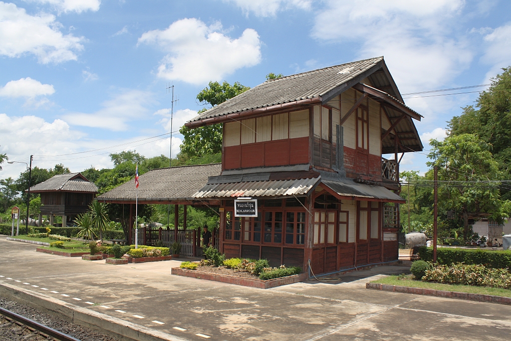 Aufnahmsgebude des Bf. Nong Nam Khun am 13.Juni 2011.