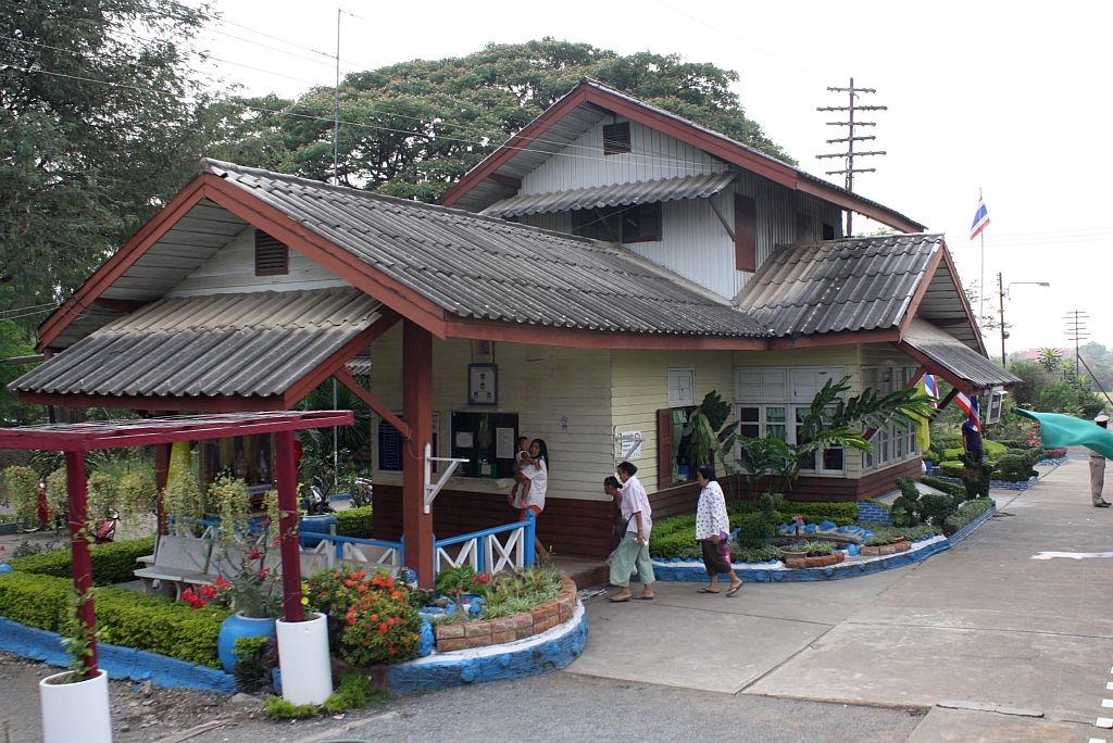 Aufnahmsgebude des Bf. Nong Pho, Blickrichtung Chiang Mai, am 13.Mrz 2012. 

