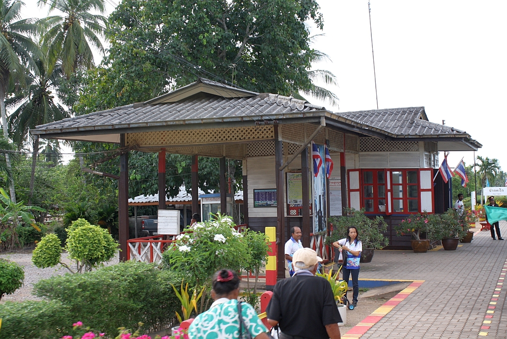 Aufnahmsgebude des Bf. Pak Tako, Blickrichtung Nong Pla Duk Junction, am 17.Mai 2013. 

