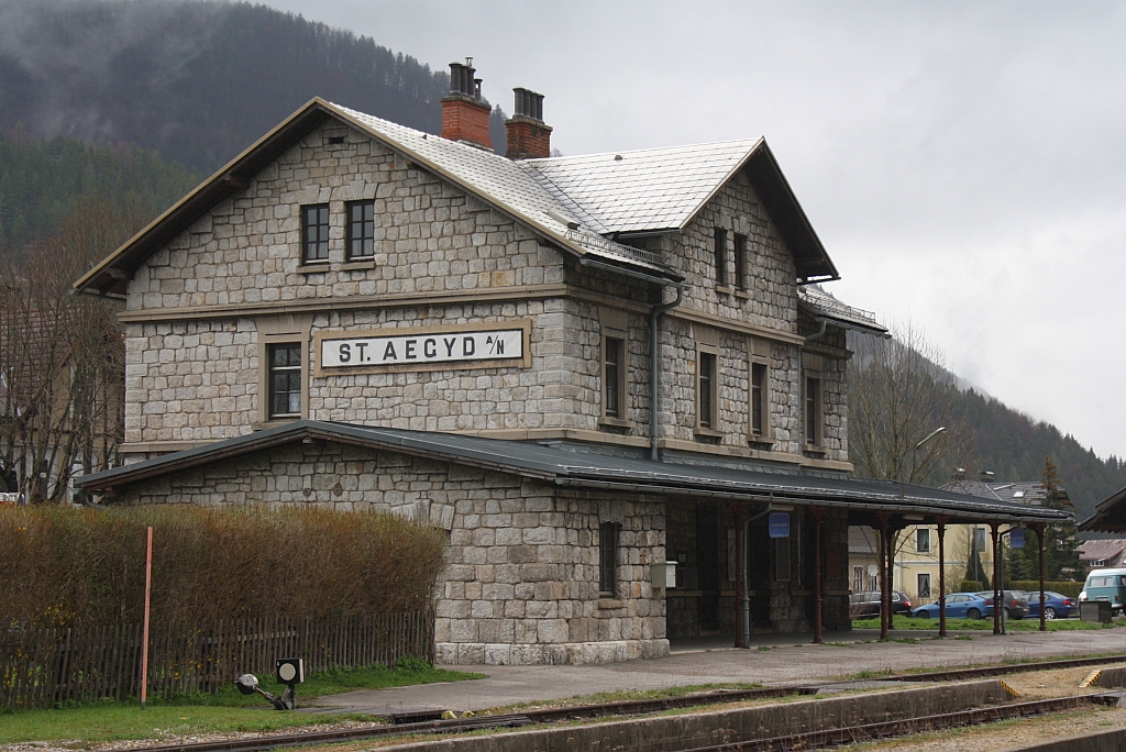 Aufnahmsgebude des Bf. St. Aegyd am Neuwalde am 15.April 2012.