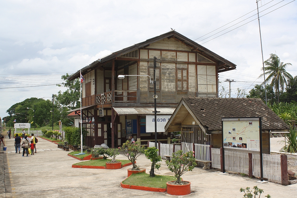 Aufnahmsgebude des Bf. Sung Noen in Blickrichtung Nakhon Ratchasima, am 13.Juni 2011.
