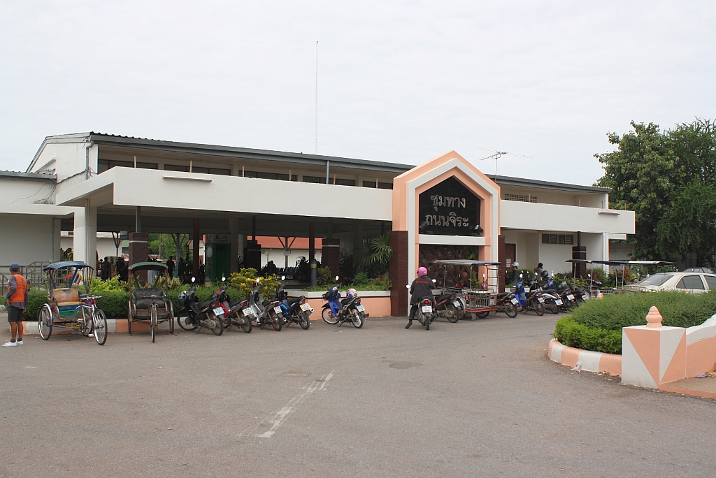 Aufnahmsgebude des Bf. Thanon Chira Junction, vom Bahnhofsvorplatz aus gesehen, am 15.Juni 2011.

