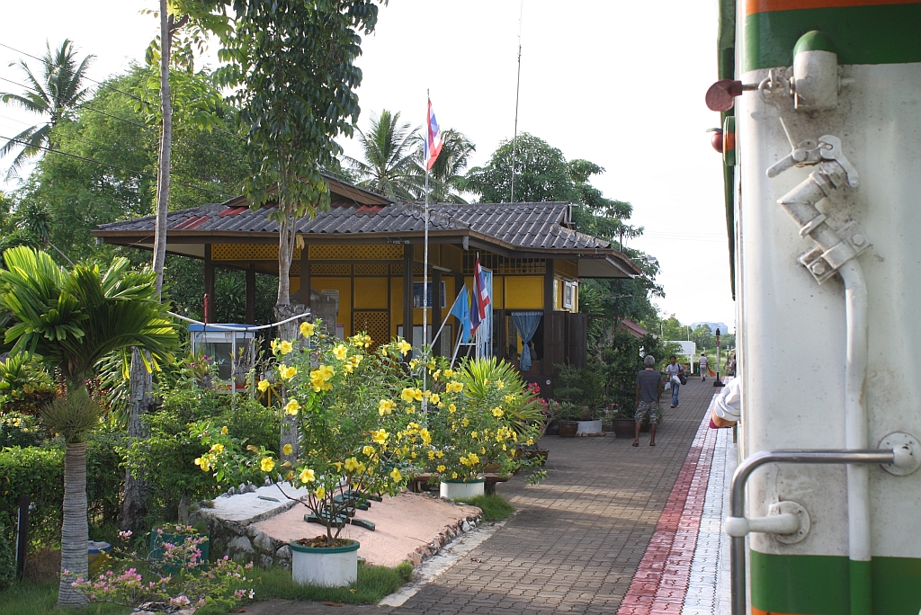 Aufnahmsgebude des Bf. Thung Kha am 17.Mai 2013. 

