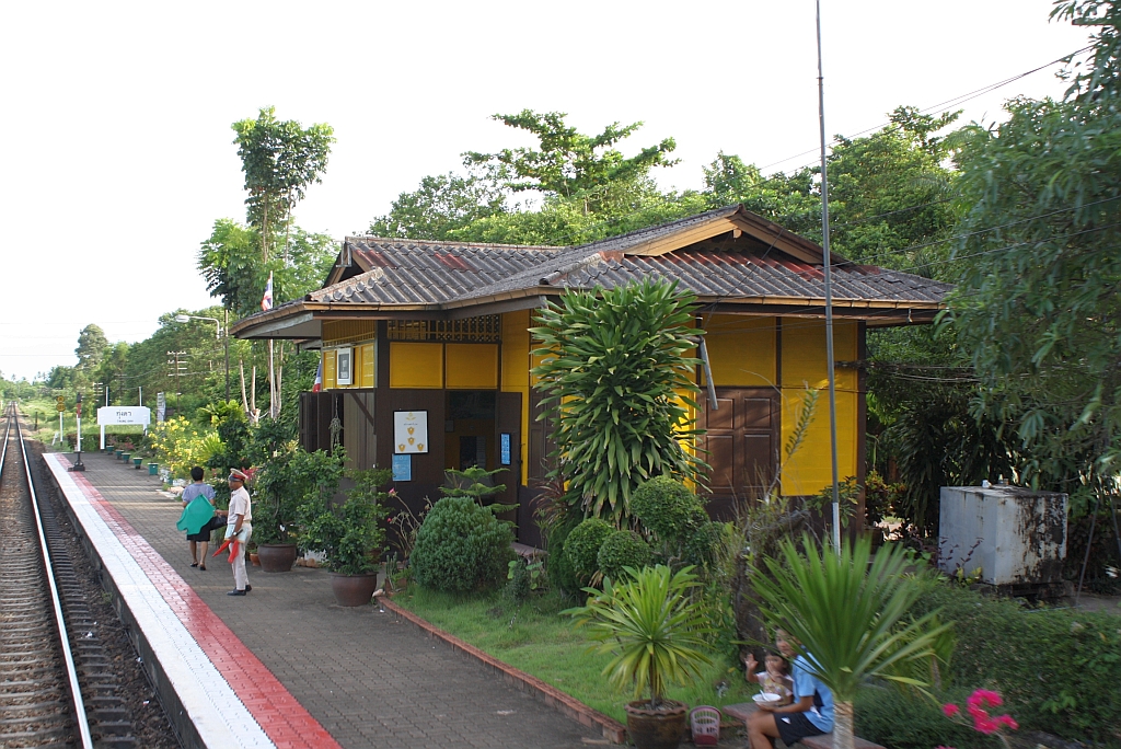 Aufnahmsgebude des Bf. Thung Kha, Blickrichtung Ban Thung Pho Junction, am 17.Mai 2013. 


