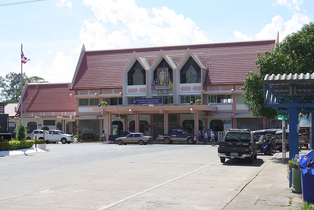 Aufnahmsgebude des Bf. Ubon Ratchathani, vom Bahnhofsvorplatz aus gesehen, am 15.Juni 2011. 

