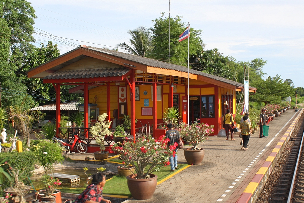 Aufnahmsgebude des Bf. Wisai, Blickrichtung Ban Thung Pho Junction, am 17.Mai 2013. 

