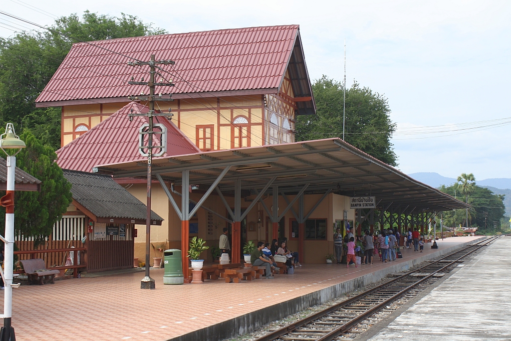 Aufnahmsgebude und Hausbahnsteig des Bf. Ban Pin am 08.Jnner 2011.
