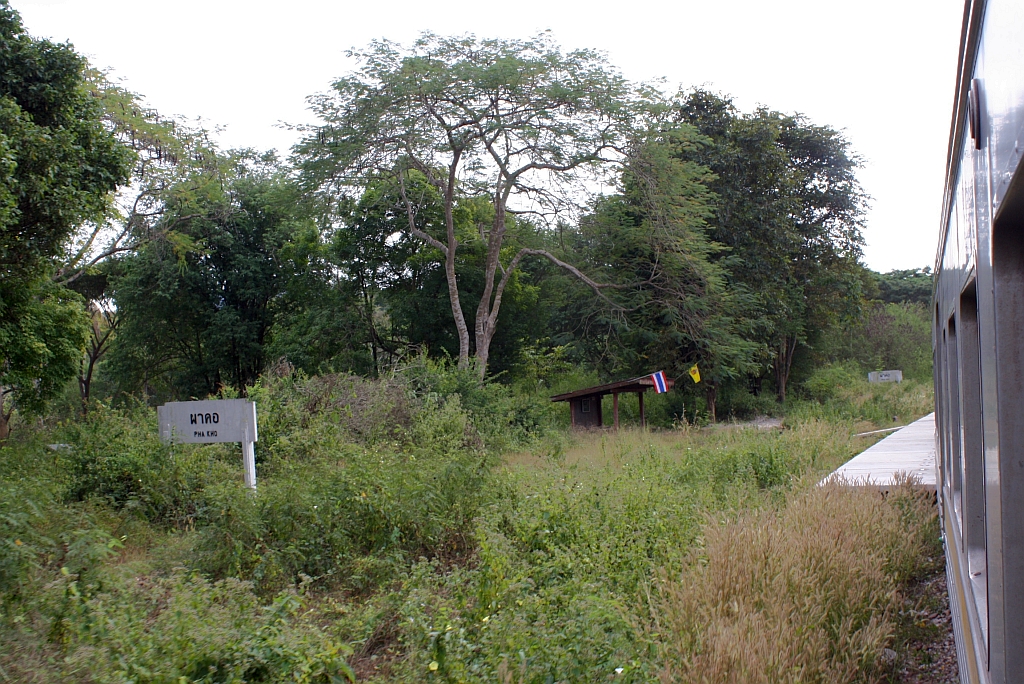 Aufnahmsgeb�ude  und  Hausbahnsteig  der Hst. Pha Kho am 08.J�nner 2011.

