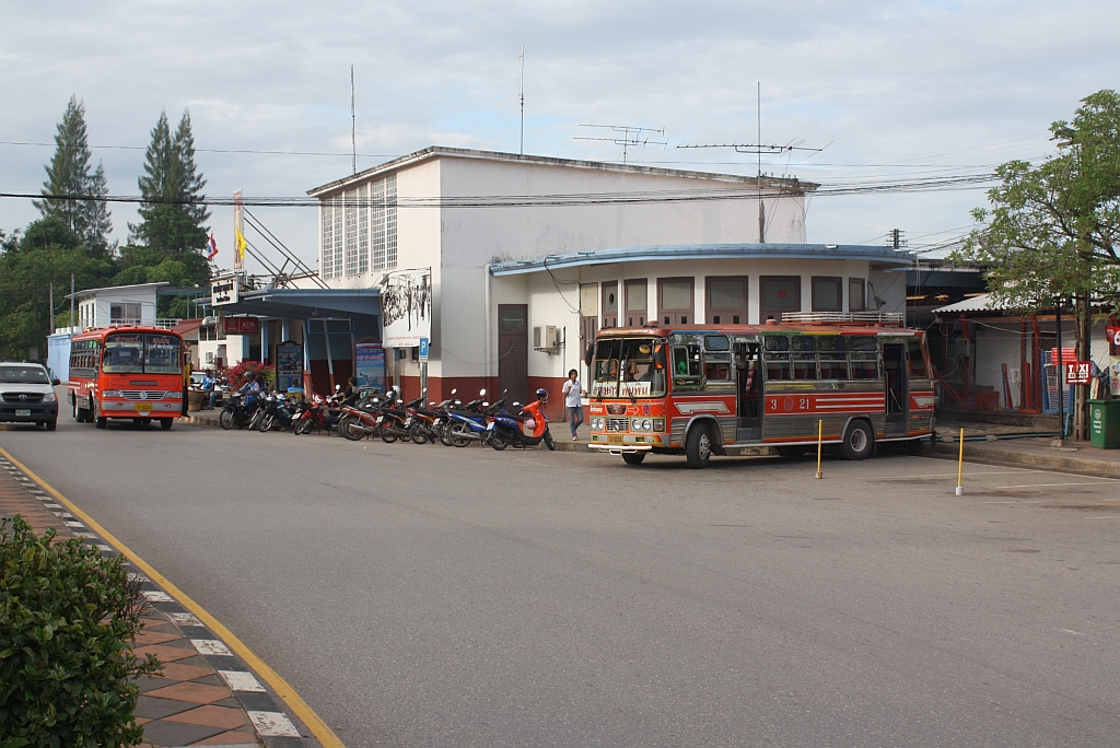 Aufnahmsgebude mit Busstation des Bf. Surat Thani am 24.August 2011.


