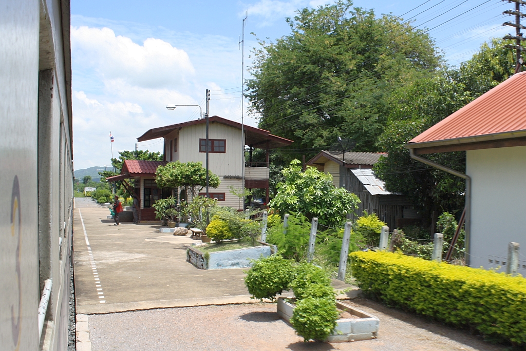 Aufnahmsgebude mit Hausbahnsteig des Bf. Chan Tuk, Blickrichtung Bangkok, am 13.Juni 2011.
