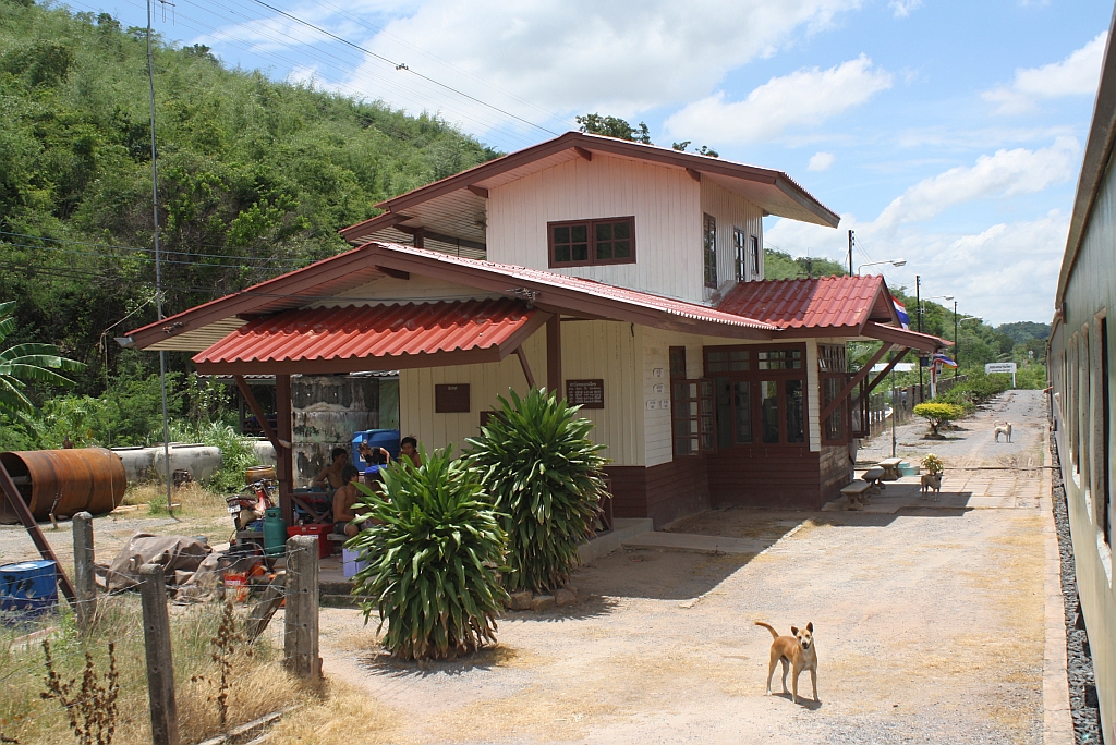 Aufnahmsgebude mit Hausbahnsteig des Bf. Khlong Khanan Chit, Blickrichtung Nakhon Ratchasima, am 13.Juni 2011.