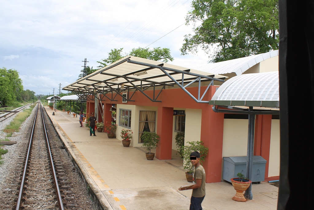 Aufnahmsgebaeude mit Hausbahnsteig des Bf. Tha Shang, Blickrichtung Ban Thung Pho Junction, am 17.Mai 2013. 


