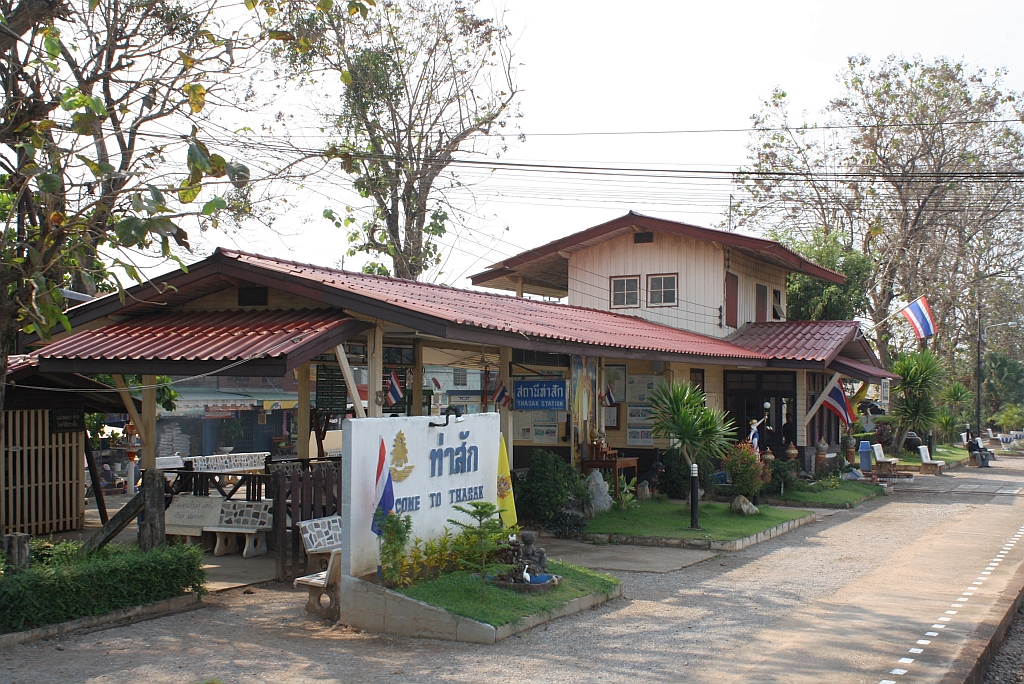 Aufnahmsgebäude der Tah Sak Station, Blickrichtung Bangkok, am 15.März 2012. 

