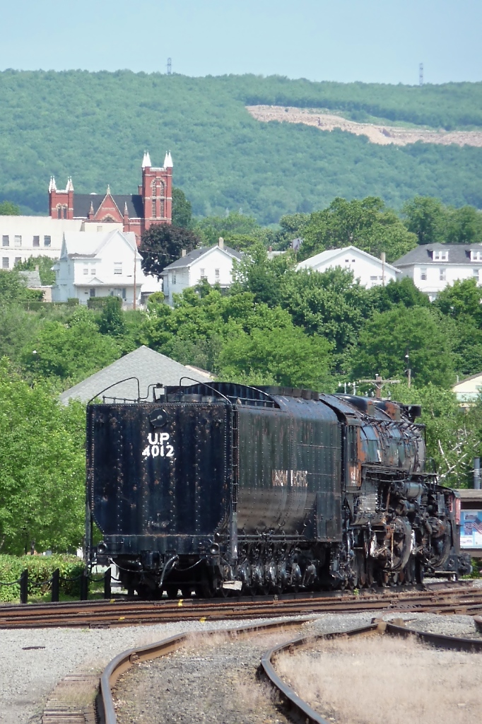 Aufs Abstellgleis geschoben:  Big Boy  Union Pacific #4012 in  Steamtown  Scranton, PA (4.6.09)