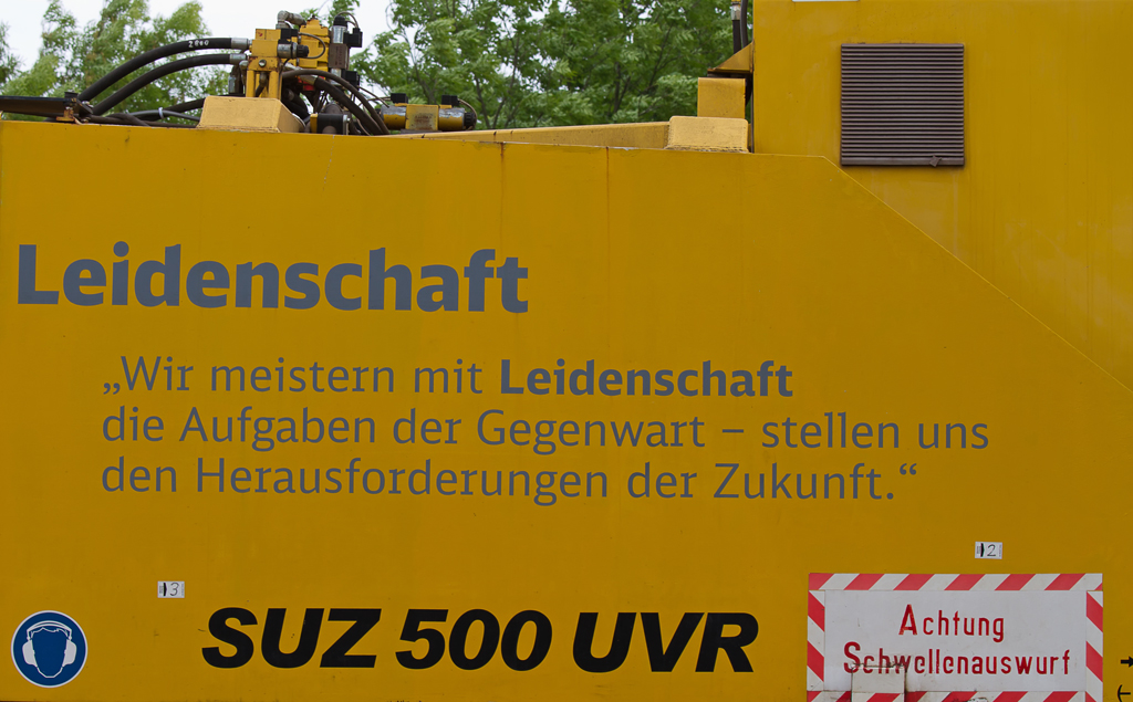 Aufschrift am Schnellumbauzug von Plasser & Theurer, gesehen auf dem Süd- Bahnhof in Neustrelitz. - 30.05.2013