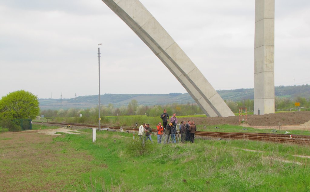 Aufstellung f�r das gew�nschte Motiv am 01.05.2013 in Karsdorf, als die Ferkeltaxen 172 171-1 + 172 132-3 von K�stner Schienenbusreisen f�r eine Fotosonderfahrt von Karsdorf nach Nebra unterwegs waren.