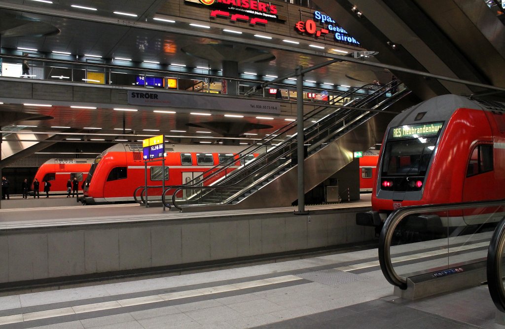 Aufstellung zur Steuerwagenparade in Berlin Hbf (tief) am 20.04.2012. Gleis 1 RE 18521 nach Jterbog, Gleis 3 RE 18519 nach Falkenberg und Gleis 5 RE 18524 nach Neubrandenburg.