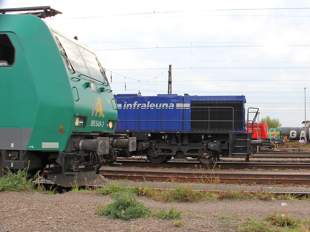 Auftakt zu einem kleinen Bilderbogen aus Grokorbetha. Diese gestaffelten Lokfronten gehren (von vorn) der 185 549-3, einer InfraLeuna G1700, einer Northrail Gravita 10BB und noch einer kleinen, grnen nicht nher zuzuordnenden Lok. Aufgenommen am 25.08.2011.