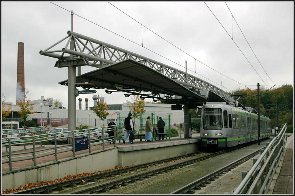 Aufwändige Dachkonstruktion - 

Endstation Nordhafen der Linie 6 in Hannover. Auch hier wurde der Stadtbahnbetrieb im Jahr 1993 aufgenommen. 

02.11.2006 (M)