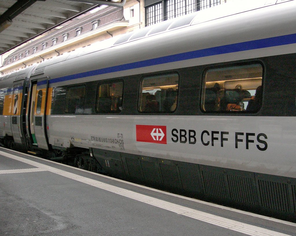 Augenscheinlich gehrt dieser ETR 610 den SBB, obwohl das kleingedruckte (noch) was anders behauptet...
Lausanne, den 15. Dez. 2009

EXIF-Daten: NIKON E7900, Aufnahmezeit: 2009:12:15 16:58:20, Belichtungsdauer: 0.017 s (5/300) (1/60), Blende: f/2.8, ISO: 200, Brennweite: 7.80 (78/10)