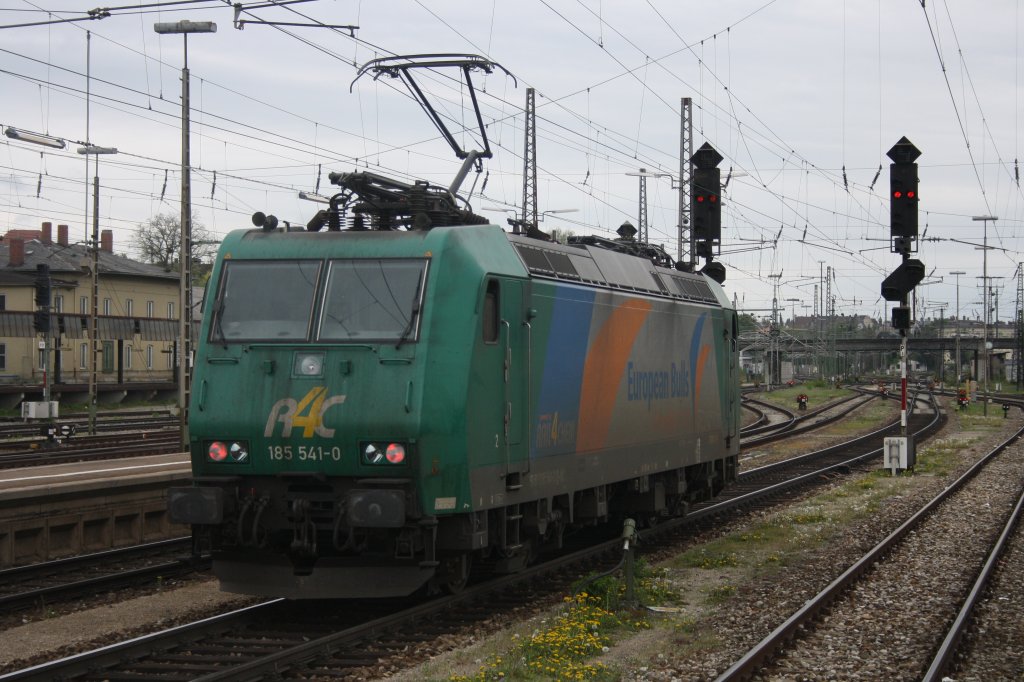 Augsburg Hbf am 01.05.10: 185 541-0  Rail 4 Chem  auf Durchfahrt