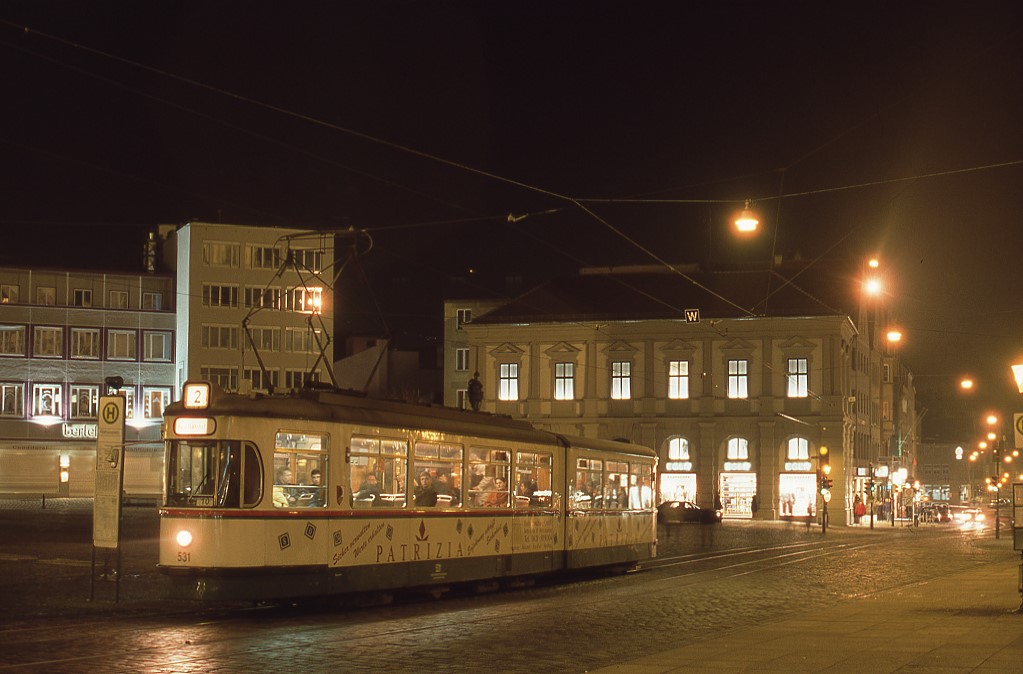 Augsburg Tw 531 an der Hst. Rathausplatz, 25.02.1999.