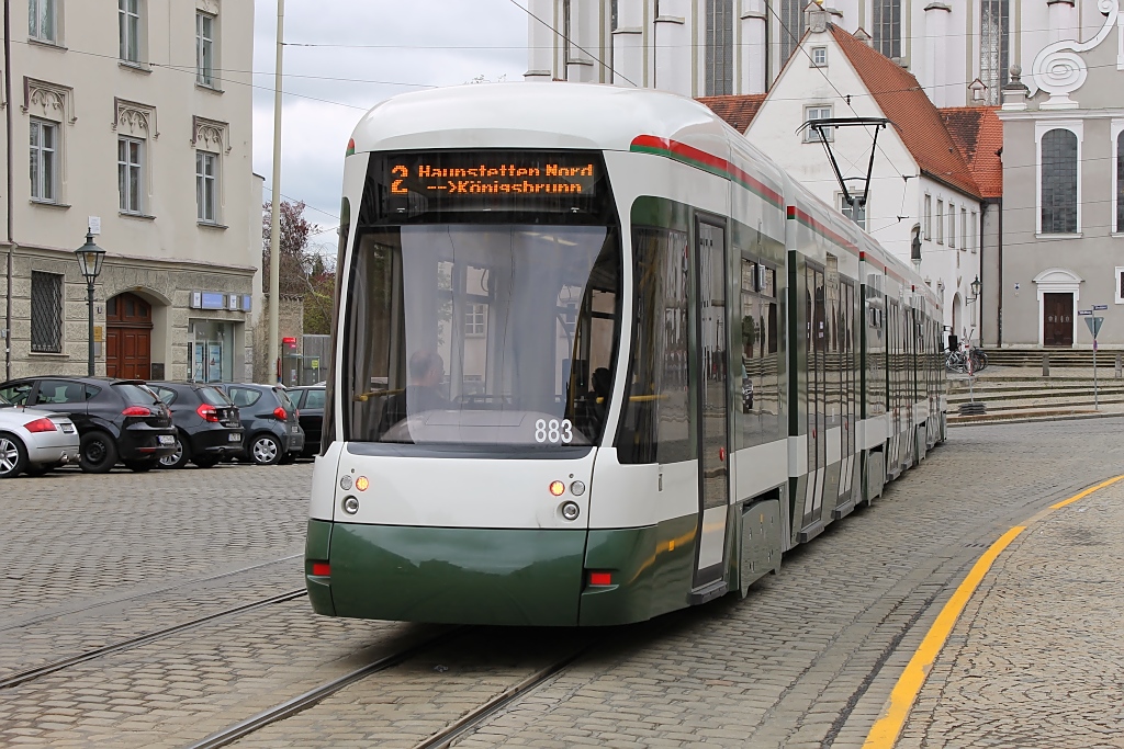 Augsburger Stra�enbahn vor der Ulrichskirche. 22.4.12
