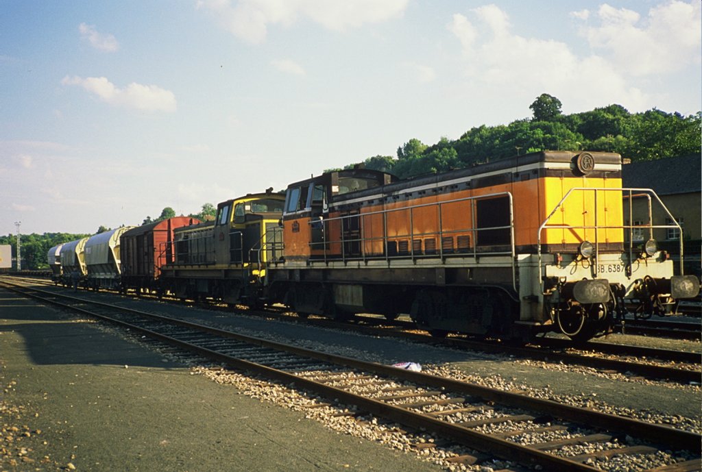 August 1988 : ein kurzer Gterzug wartet im Bahnhof Sarreguemines. Die BB 63874 (Arzens Lackierung) und 63883 werden gleich nach Bning les St-Avold aufbrechen.