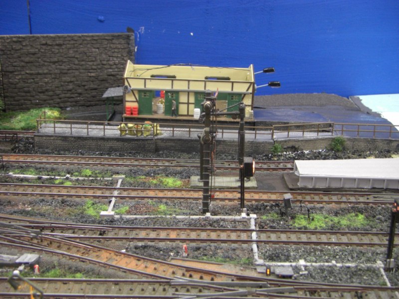 Auhagen Gterschuppen mit Auhagen Verladerampe
Die musste allerdings nach eigenen Vorstellungen und Abmessungen 
gendert werden.
