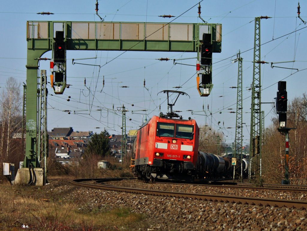 Aus Aachen West kommend zieht 185 017-1 am 27.03.2013 einen Kesselzug auf der KBS 480 Richtung Kln