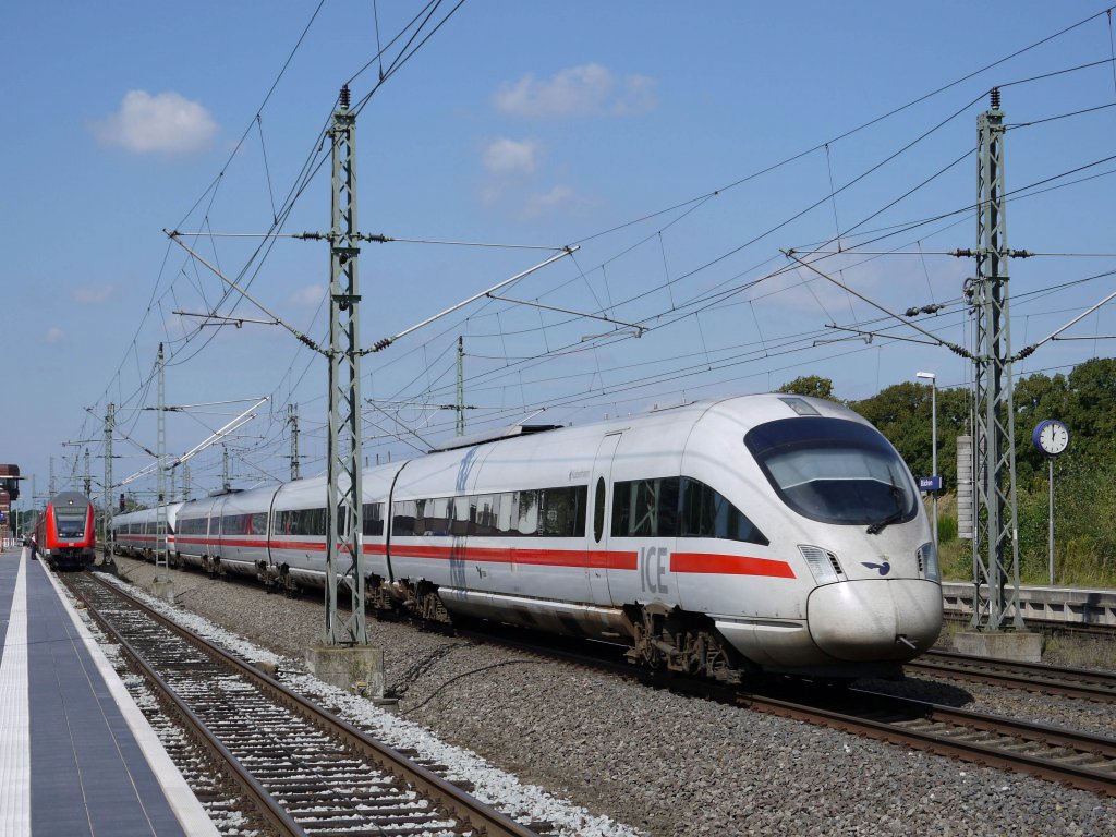 Aus Aarhus/D�nemark, ist Tz 5517  K�benhavn  ( ICE-TD / BR 605) als ICE 381 nach Berlin-Ostbahnhof unterwegs; auf Gleis 4 muss der RE 4311 Hamburg - Rostock die Durchfahrt abwarten; B�chen, 20.08.2011
