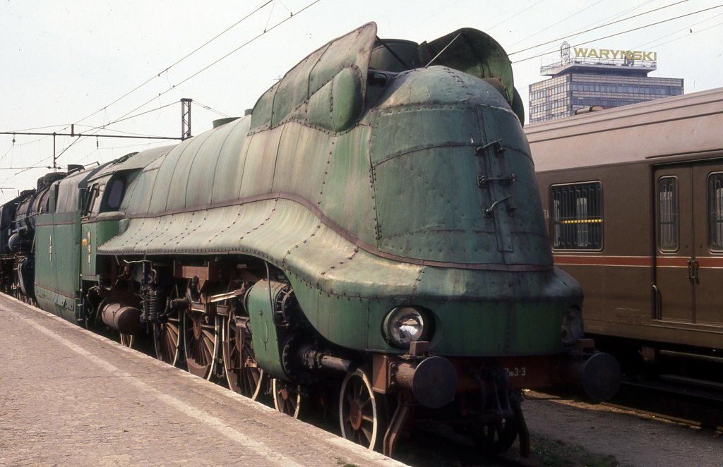 Aus der ra der Deutschen Reichsbahn Gesellschaft stammt diese polnische
Pm 3 - 3. Es handelt sich um die ehemalige DRG Lok 03.1005.
Am 27.4.1991 fotografierte ich das besondere Stck im Eisenbahnmuseum
in Warschau.
