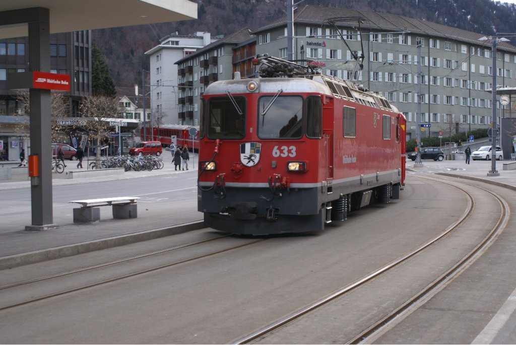 Aus Arosa kommend fhrt die Ge 4/4 II 633 am 17.2.10 in Chur ein.