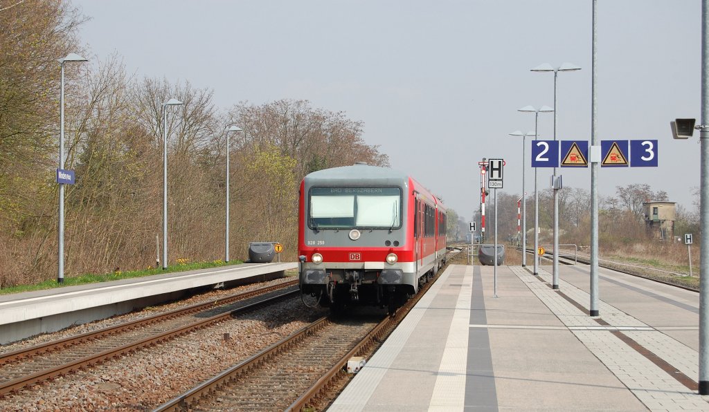 Aus Bad Bergzabern kommend fhrt 628 259 am 10.4.2010 in den Bahnhof von Winden (Pfalz) ein, wo er nun Kopf machen wird, bevor er die Rckfahrt nach Bad Bergzabern antreten wird.