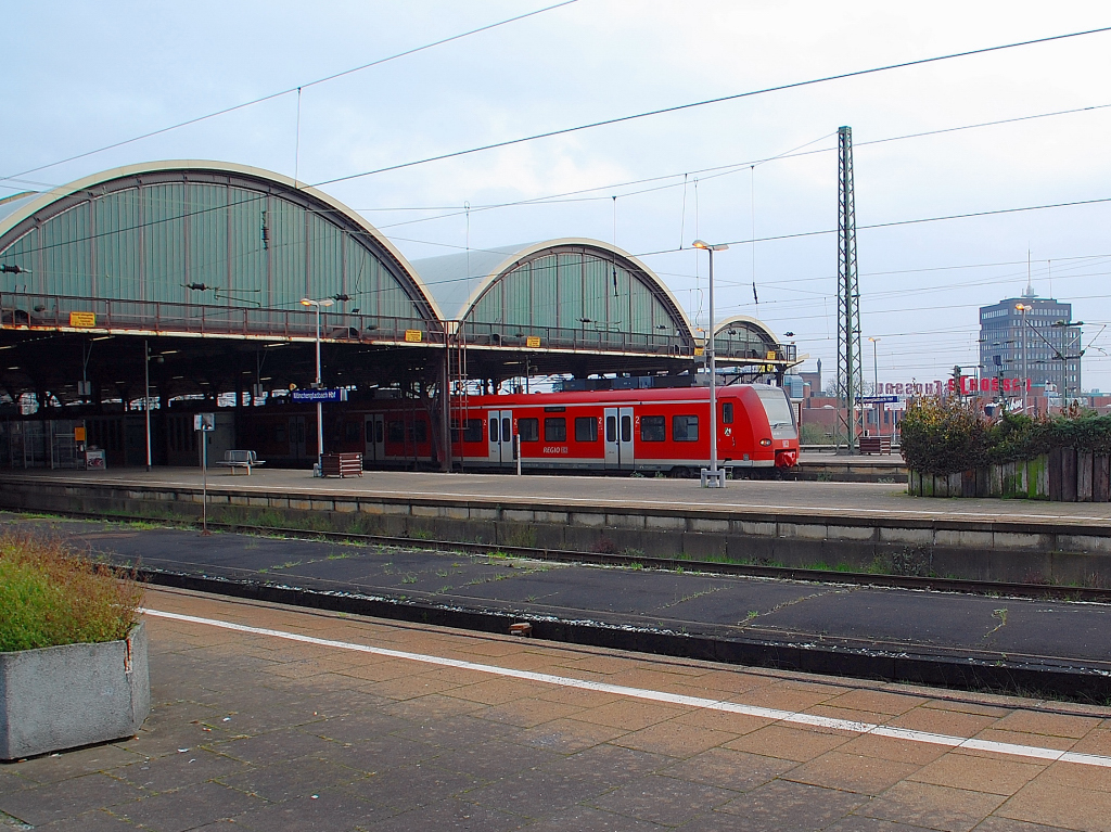Aus der Bahnsteighalle lugt der 425 095-7 am Samstag den 27.November2010, er wartet hier auf seinen Einsatz als RE8 nach Koblenz.