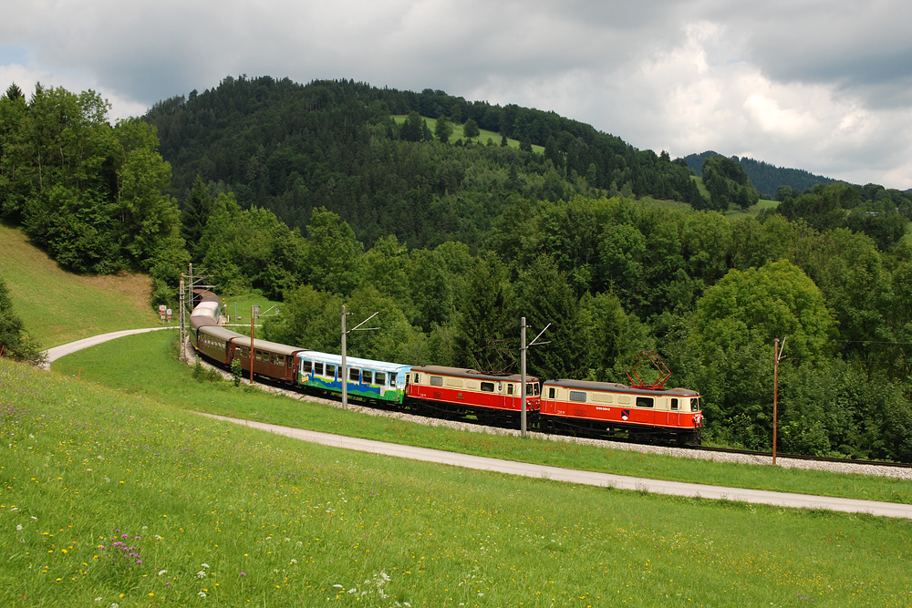 Aus Belastungsgrnden war am 31.07.2010 bei R 6804 Doppeltraktion erforderlich. 1099 004 + 1099.02 befrdern zum Aufnahmezeitpunkt die neun Wagen bei Winterbach zurck zu Tale.
