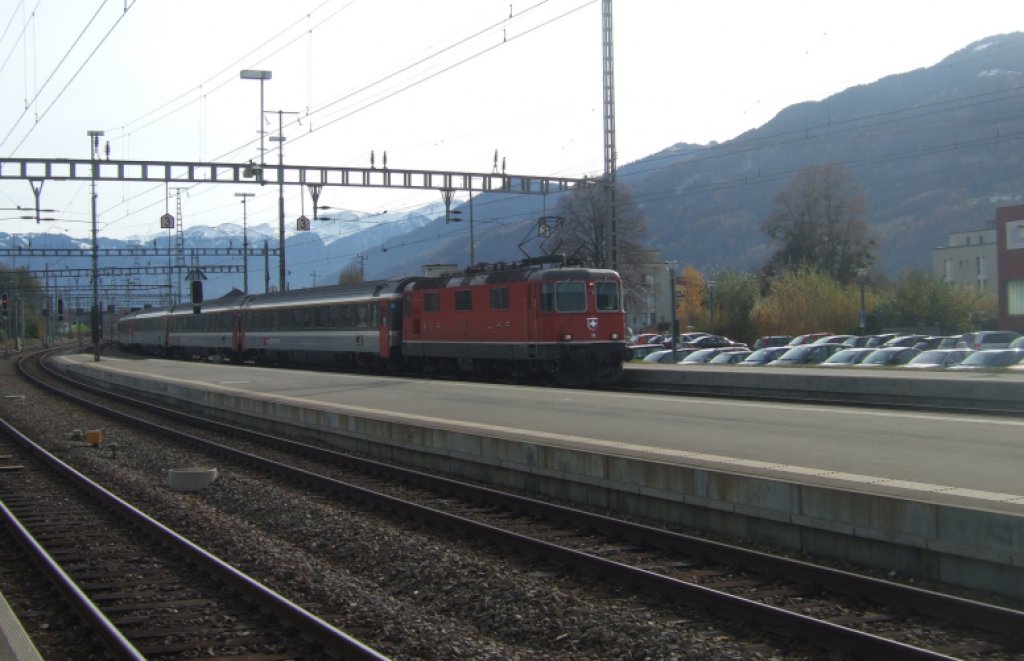 aus Chur - pnktlich: Mit der Re 4/4  11118 trifft am 13.11.09 der EC  nach Hamburg Altona in Sargans ein. Der Zug fhrte noch ziemlich viele Cisalpinowagen mit sich.