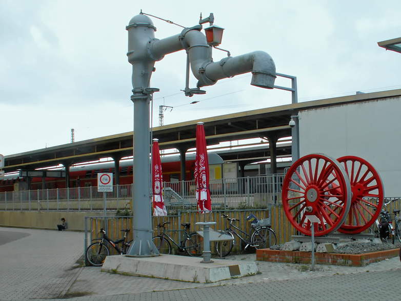 Aus der Dampflokzeit: Wasserkran und Triebachse am Bahnhof Stralsund 
ausgestellt. - 21.08.2006
