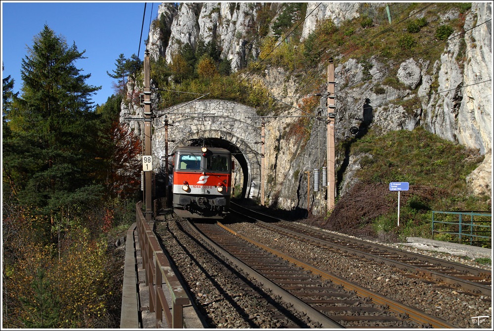 Aus dem 13,82 m langen Krausel Tunnel nahe Breitenstein, fhrt 1044 003 mit IC 252  Albertina  von Maribor nach Wien Meidling.
22.10.2010