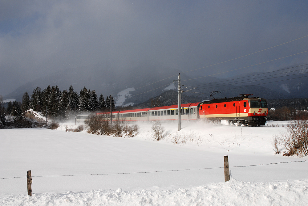 Aus dem Archiv: 1044 092 am 01.02.2010 mit REX 3416 unterwegs nach Stainach-Irdning, kurz vor Bad Mitterndorf.