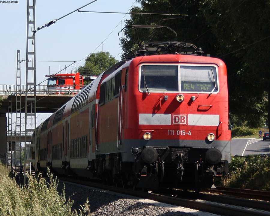 Aus dem Archiv: 111 015 mit dem RE10414 nach Aachen kurz hinter dem Bahnhof Geilenkirchen 5.8.09 