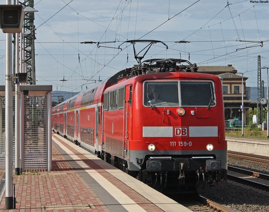 Aus dem Archiv: 111 159 zieht einen RE9 nach Siegen (oder Gieen) am 22.8.09 aus dem Drener Hauptbahnhof raus