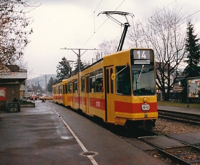 Aus dem Archiv: 1985 verkehrten zum ersten mal BLT Tramzge auf der Linie 14. Das schwarz/weisse Nummernschild (weisse Zahl auf schwarzem Grund)  wurde nur am ersten Tag verwendet.