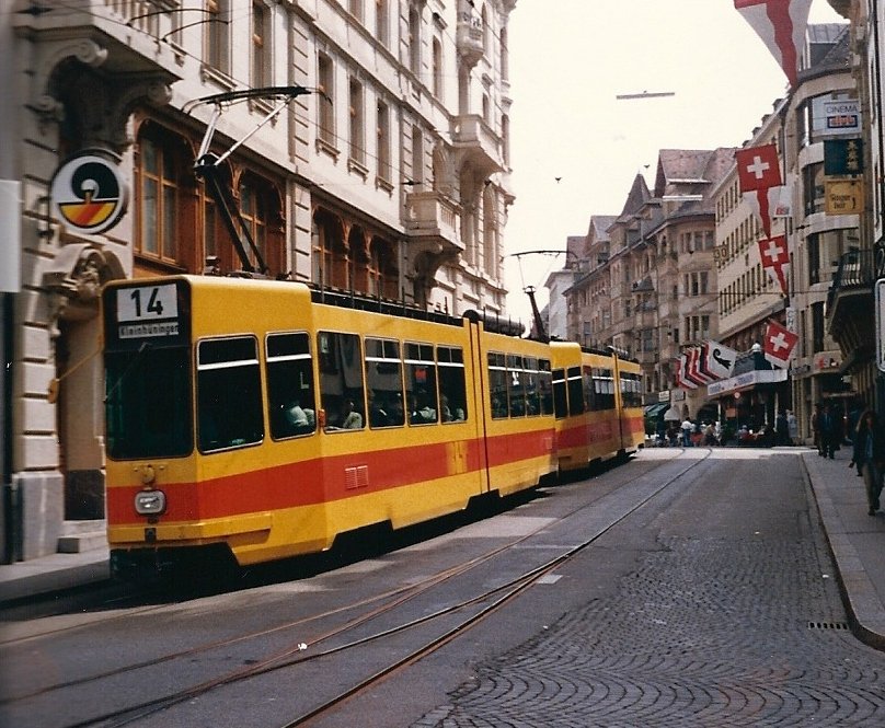 Aus dem Archiv: 1985 verkehrten zum ersten mal BLT Tramzge auf der Linie 14. Hier eine Doppeltraktion in der Marktgasse.