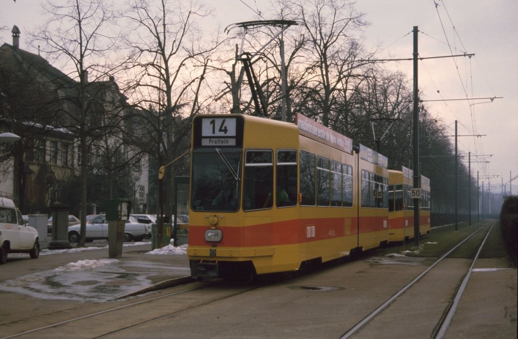 Aus dem Archiv: An der Fasnacht 1985 verkehren erstmals BLT Tramzge auf der Linie 14. Hier steht eine  Cremeschnitte  an der Haltestelle Bundesplatz.