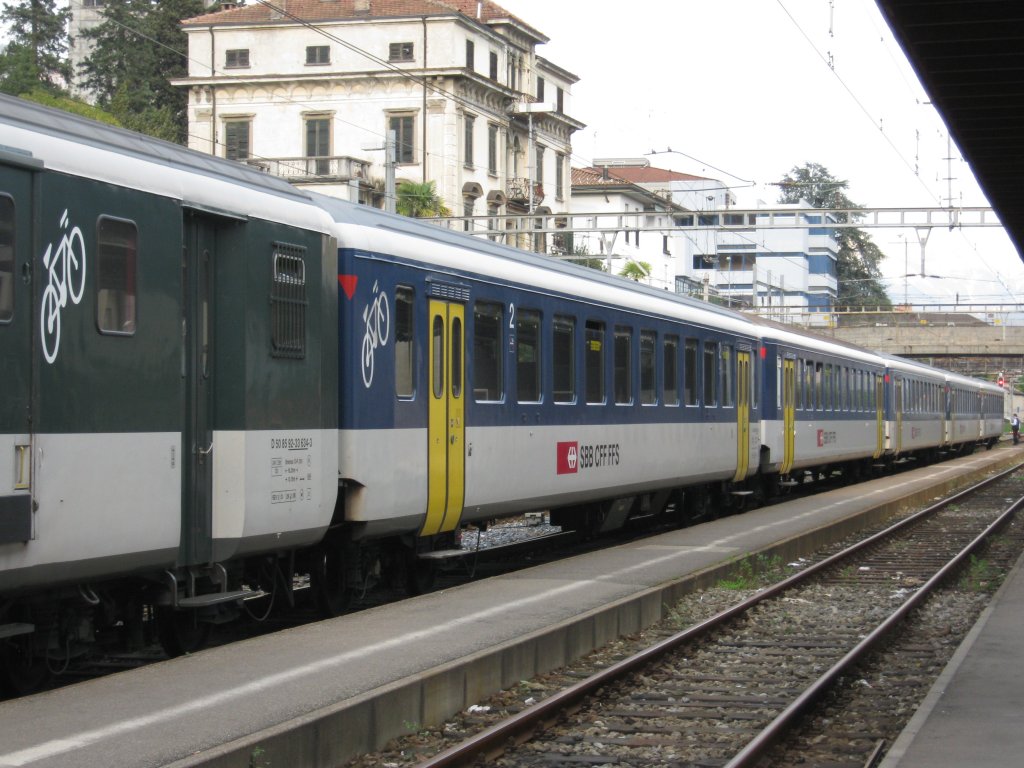 Aus dem Archiv: Auf Grund des Mehrverkehrs am Gotthard, wurden anno 2009 alle verfgbaren Wagen zusammengezogen, so kam es zu dieser sehr seltenen Formation: an einem Gotthard IR wurden 1 A EWI NPZ und 4 B EWI NPZ Wagen zur Verstrkung angehngt. Der Wagen Links ist ein D EWII (mittlerweile alle ausrangiert), Locarno, 13.04.2009.