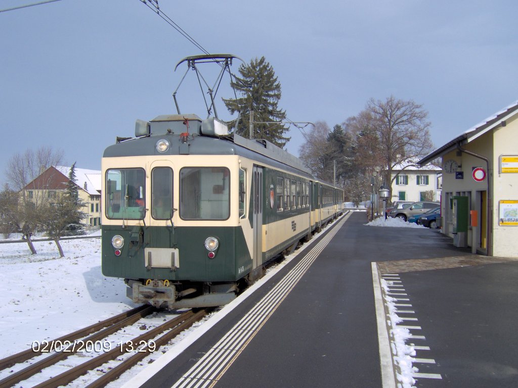 Aus dem Archiv: Be 4/4 Pendelzug, Zug Nr. 26, in Bercher. Diese Zge wurden nach Auslieferung der neuen Stadlerzgen ausrangiert. Zum Zeitpunkt dieses Fotos verkehrte einer dieser Zge zur Mittagszeit als Schnellzug Lausanne-Bercher, wo er dann whrend dem Nachmittag abgestellt wurde. 02.02.2009.