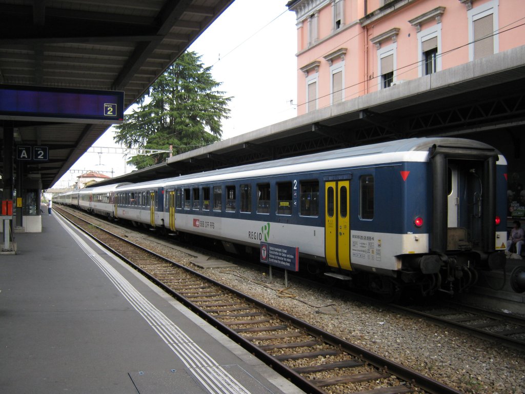 Aus dem Archiv: Damals einmalig, heute h�ufig zu sehen: SBB NPZ Regio Wagen an einem Schnellzug: Im Bild sind 2 Regio Basel EWI NPZ Wagen an einem Gotthard IR in Locarno, 13.04.2009.