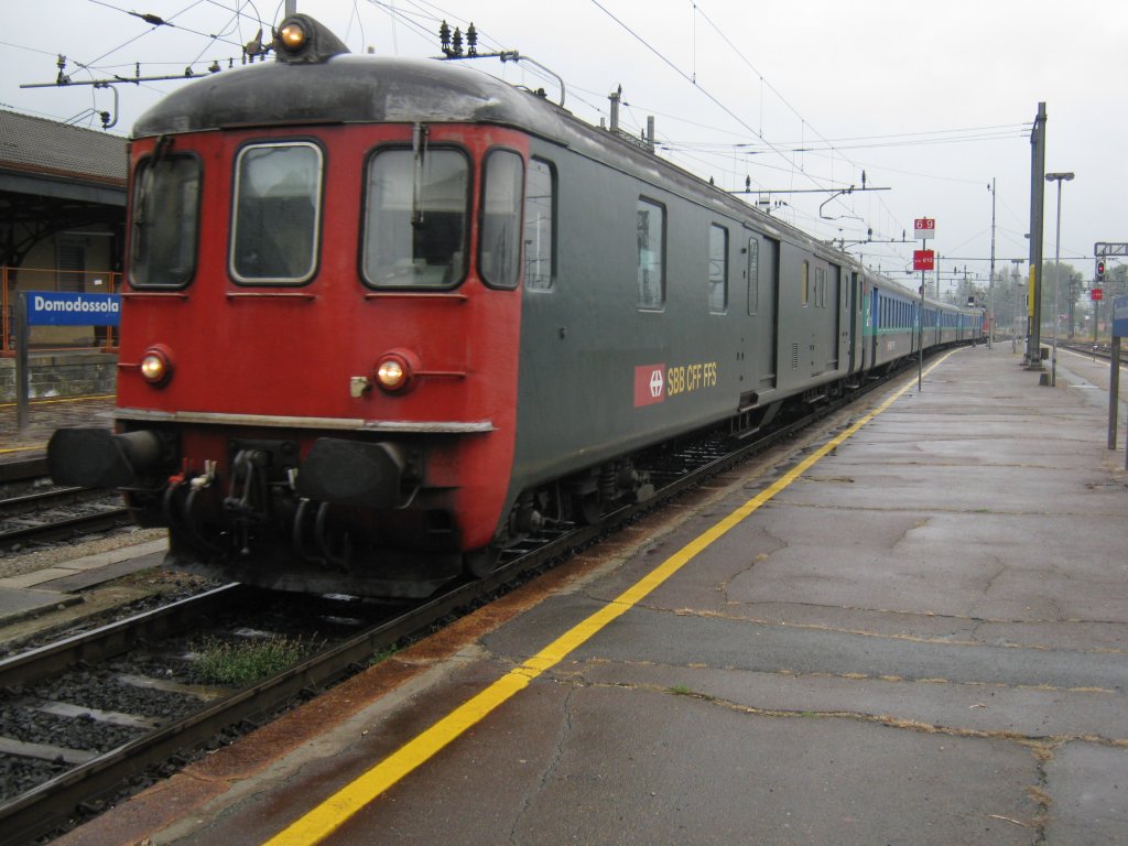 Aus dem Archiv: Der Dt 50 85 92-33 935-4 an der Spitze eines Simoplonpendels bei Einfahrt in Domodossola, 16.10.2010.