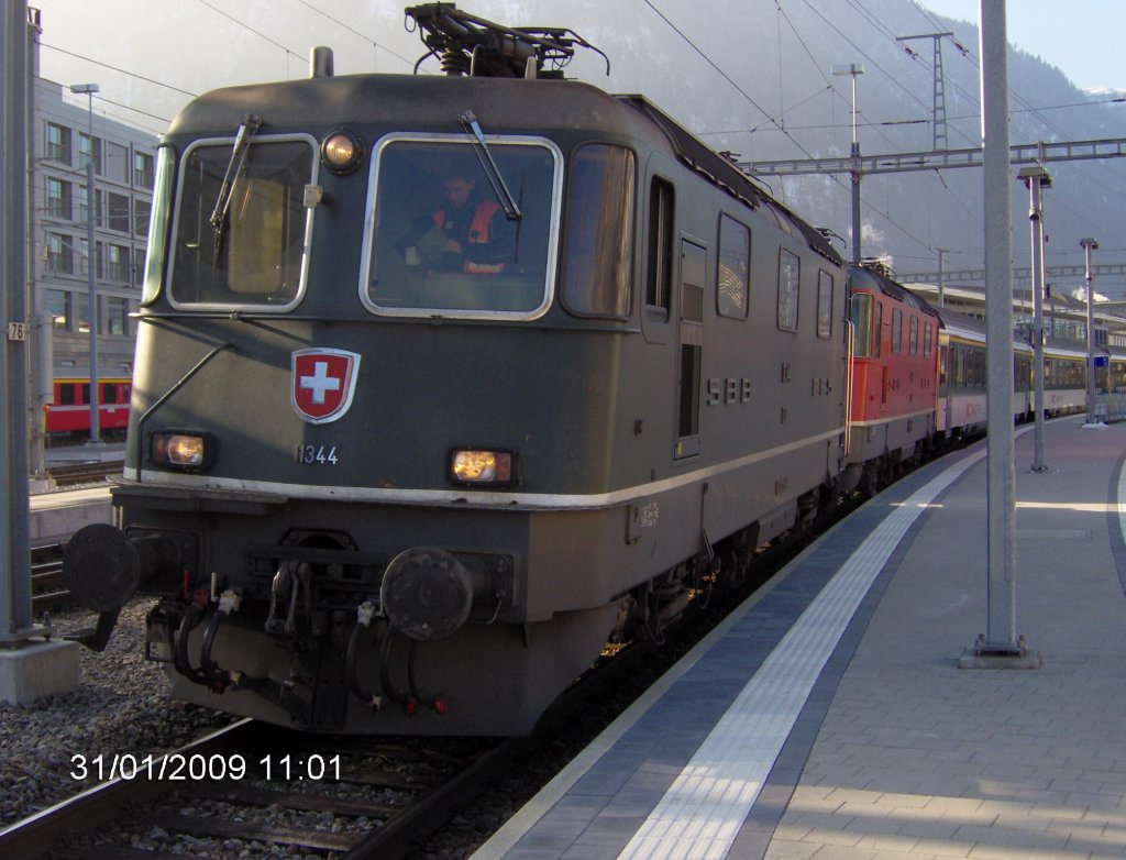 Aus dem Archiv: Die Re 4/4 II 11344 (Division Cargo) und eine Re 4/4 II der Division Personenverkehr, ausnahmsweise vor einem Personenzug. Dieser Zug ist ein Wintersportentlastungszug Chur-Zrich, Chur, 31.01.2009.